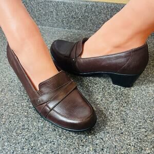 Clarks Bendables Shoe Comfort Block Heel Womens Sz 8M Brown Leather Classic Pump